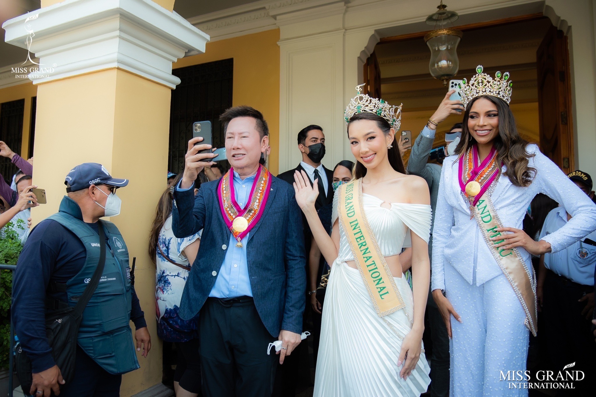 Hoa hậu Thùy Tiên đi công tác Peru, diện váy lộ chân ngực quá bạo - Ảnh 5.