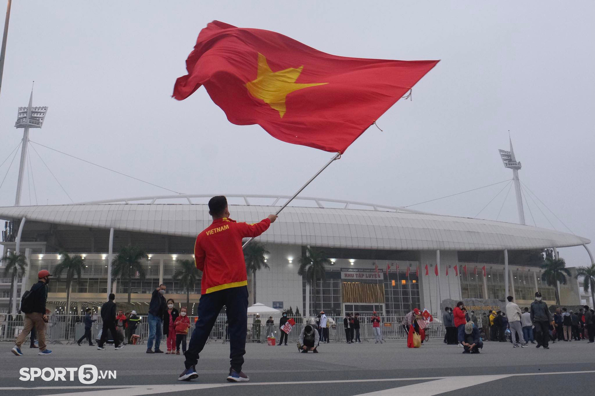 CĐV tuyển Việt Nam đốt pháo sáng trước trận gặp tuyển Oman - Ảnh 2.