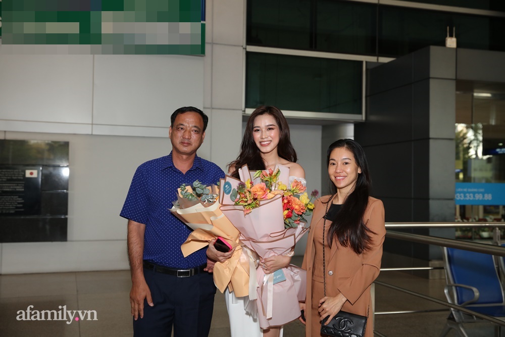 HOT: Hoa hậu Đỗ Thị Hà đã về Việt Nam sau thành tích Top 13 Miss World, nhan sắc thế nào mà khiến sân bay &quot;náo loạn&quot;? - Ảnh 3.