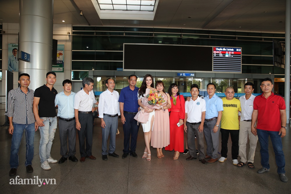 HOT: Hoa hậu Đỗ Thị Hà đã về Việt Nam sau thành tích Top 13 Miss World, nhan sắc thế nào mà khiến sân bay &quot;náo loạn&quot;? - Ảnh 7.