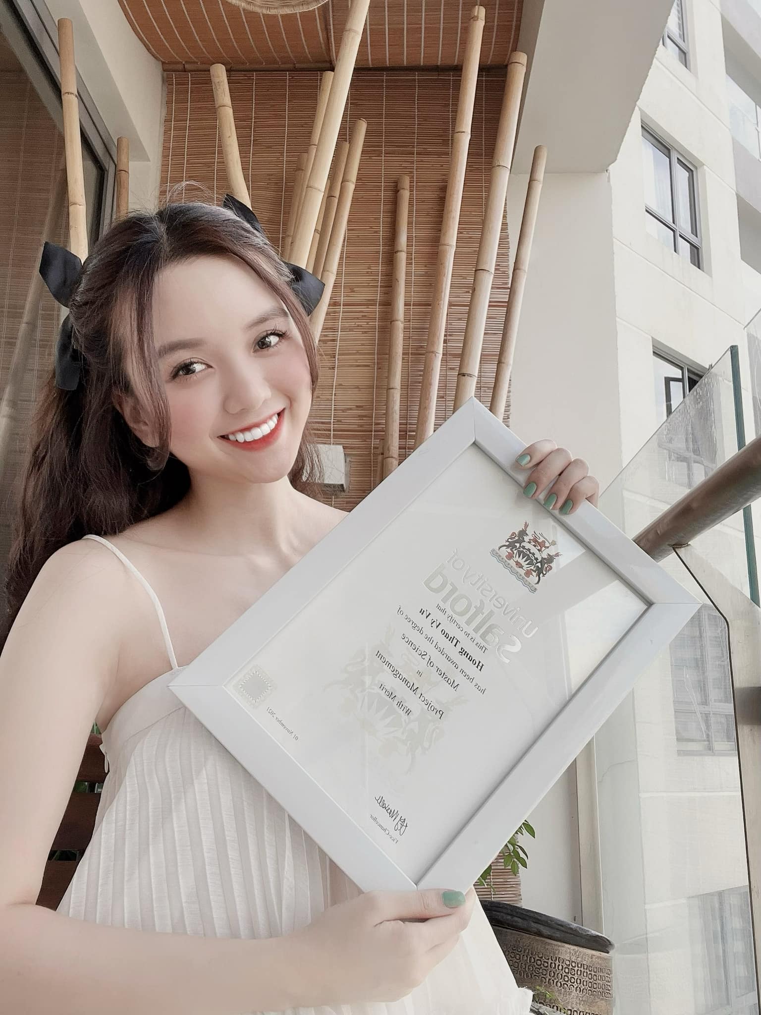 Người đẹp Hoa hậu Việt Nam vừa tiết lộ thành tích học tập cực khủng, đã xinh lại còn giỏi: Giành bằng thạc sĩ của Anh, IELTS 7.0, tốt nghiệp RMIT - Ảnh 1.