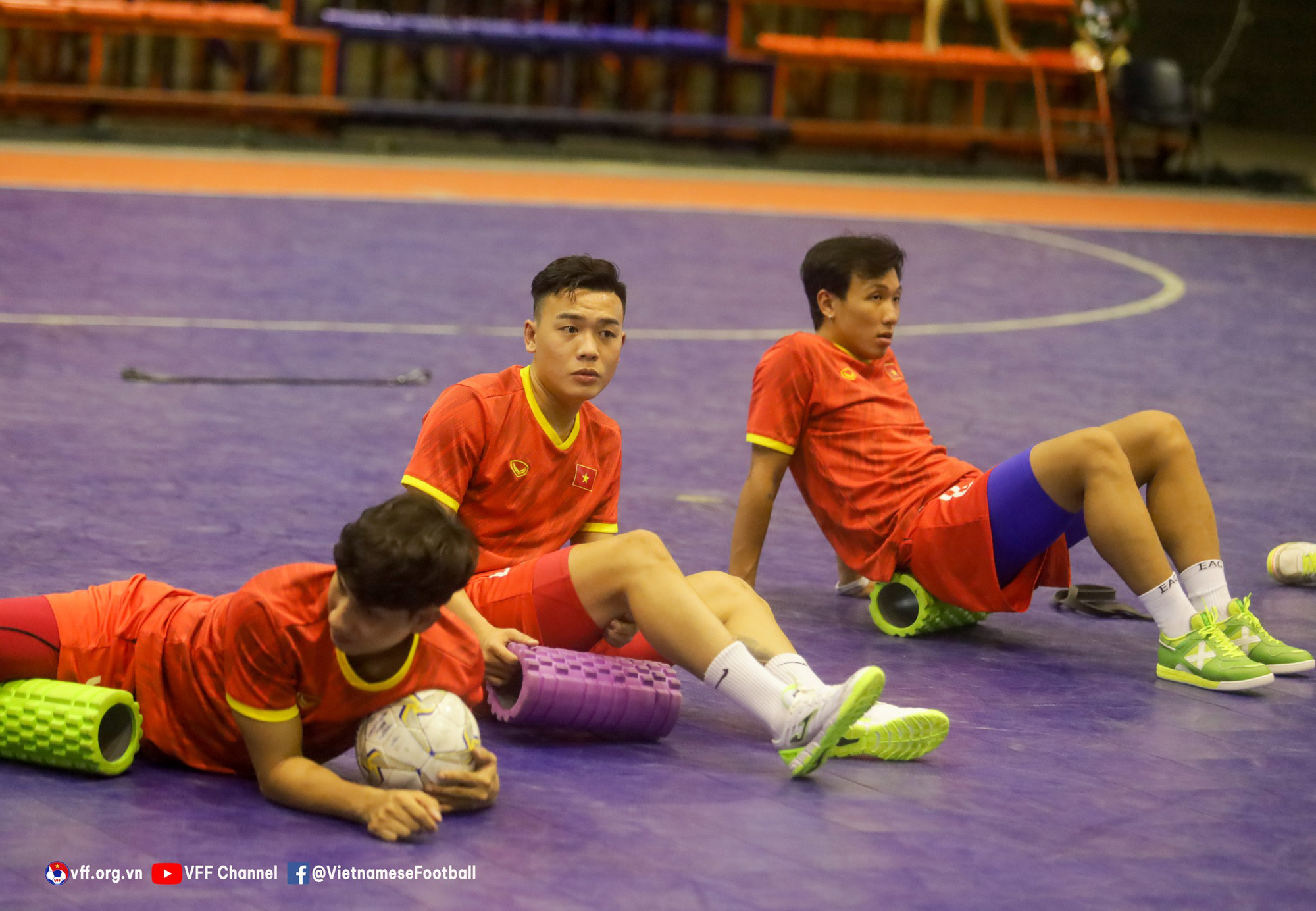 Futsal Việt Nam có buổi đầu tiên trên đất Thái Lan - Ảnh 1.