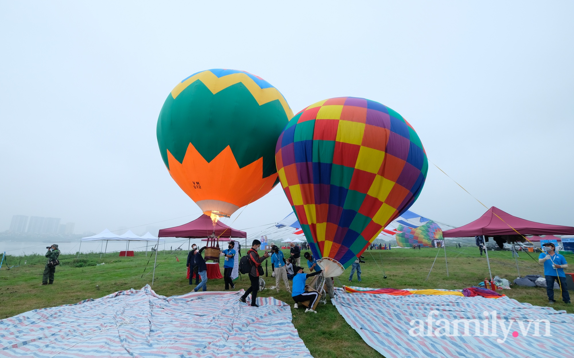 Lần đầu tiên tổ chức Ngày hội khinh khí cầu tại Hà Nội: Nhanh chân đến để trải nghiệm khoảnh khắc hiếm có ngắm thành phố từ trên cao - Ảnh 2.