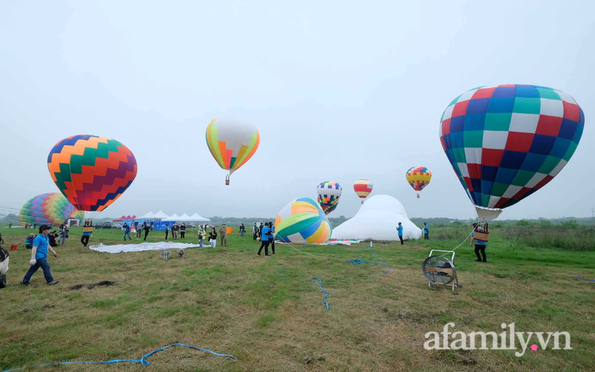 Lần đầu tiên tổ chức Ngày hội khinh khí cầu tại Hà Nội: Nhanh chân đến để trải nghiệm khoảnh khắc hiếm có ngắm thành phố từ trên cao - Ảnh 4.