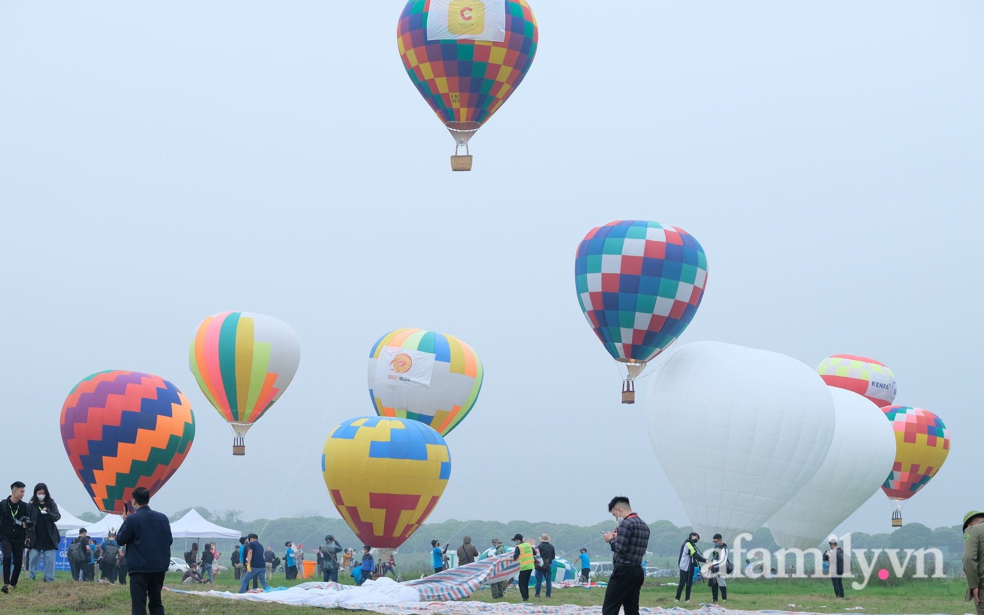 Lần đầu tiên tổ chức Ngày hội khinh khí cầu tại Hà Nội: Nhanh chân đến để trải nghiệm khoảnh khắc hiếm có ngắm thành phố từ trên cao - Ảnh 1.