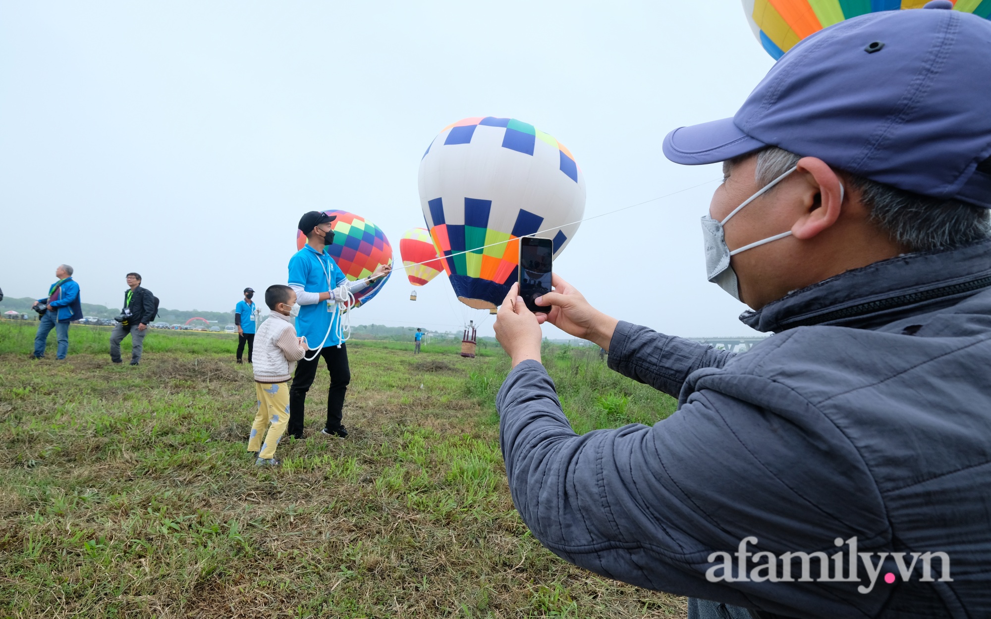 Lần đầu tiên tổ chức Ngày hội khinh khí cầu tại Hà Nội: Nhanh chân đến để trải nghiệm khoảnh khắc hiếm có ngắm thành phố từ trên cao - Ảnh 9.