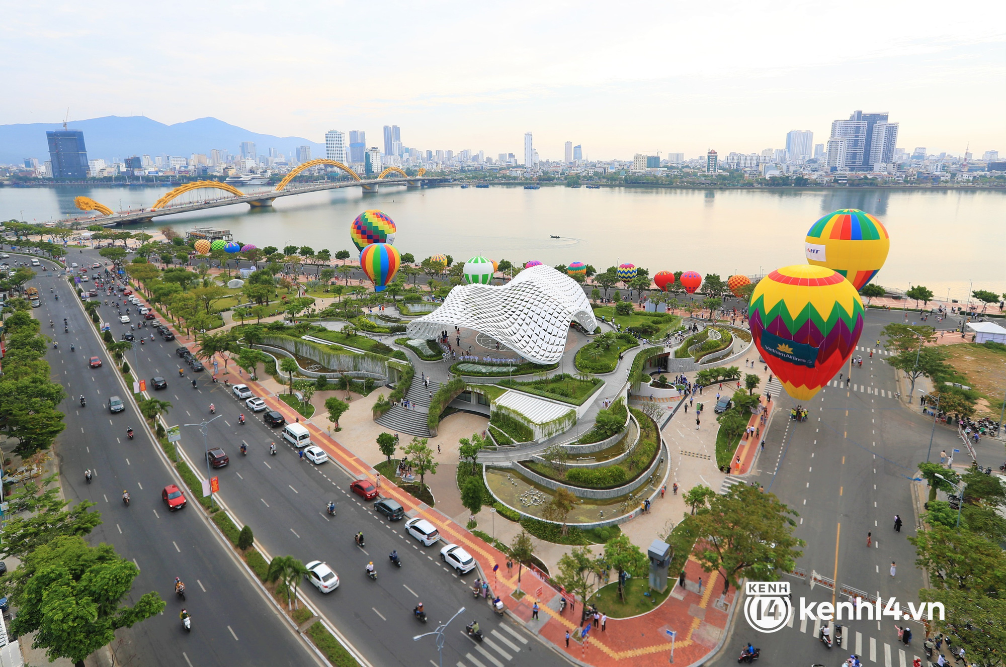 Ảnh: Hàng nghìn du khách đổ về bờ sông Hàn ngắm nhìn và trải nghiệm khinh khí cầu rực rỡ - Ảnh 1.