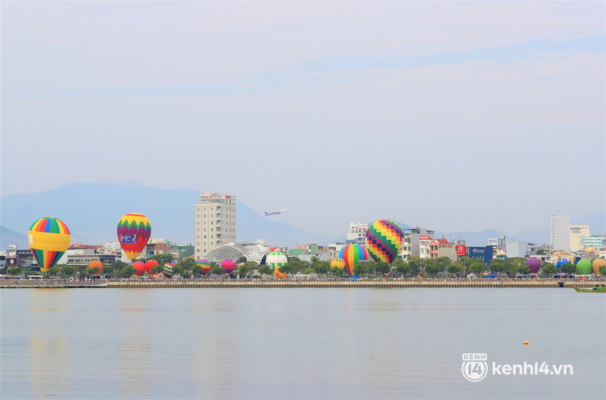 Ảnh: Hàng nghìn du khách đổ về bờ sông Hàn ngắm nhìn và trải nghiệm khinh khí cầu rực rỡ - Ảnh 2.
