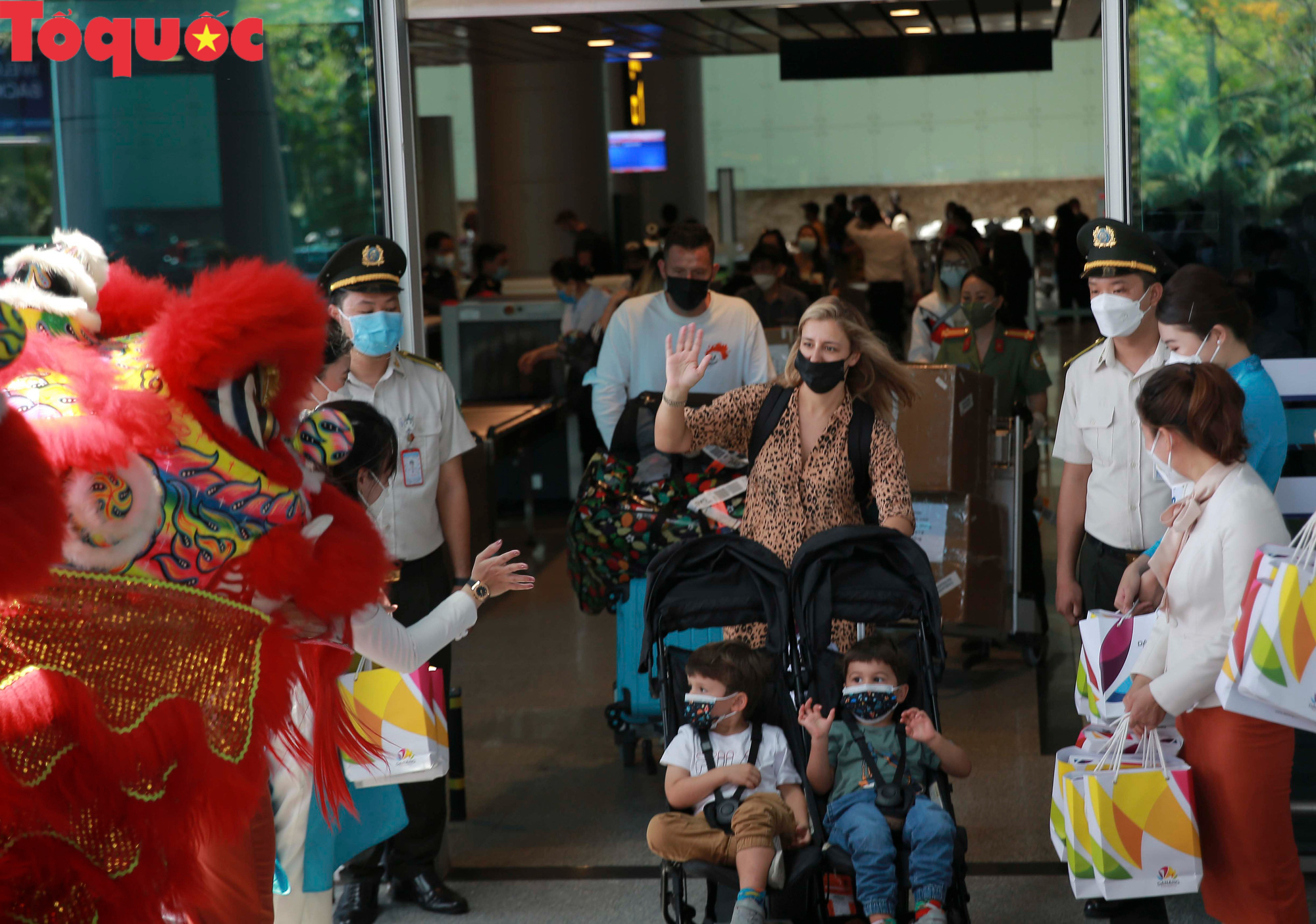 Đà Nẵng mở lại đường bay quốc tế, đón những vị khách đầu tiên sau hai năm gián đoạn vì dịch Covid-19 - Ảnh 4.