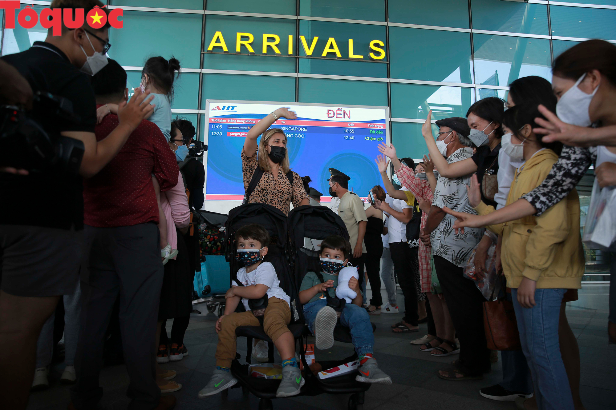 Đà Nẵng mở lại đường bay quốc tế, đón những vị khách đầu tiên sau hai năm gián đoạn vì dịch Covid-19 - Ảnh 5.