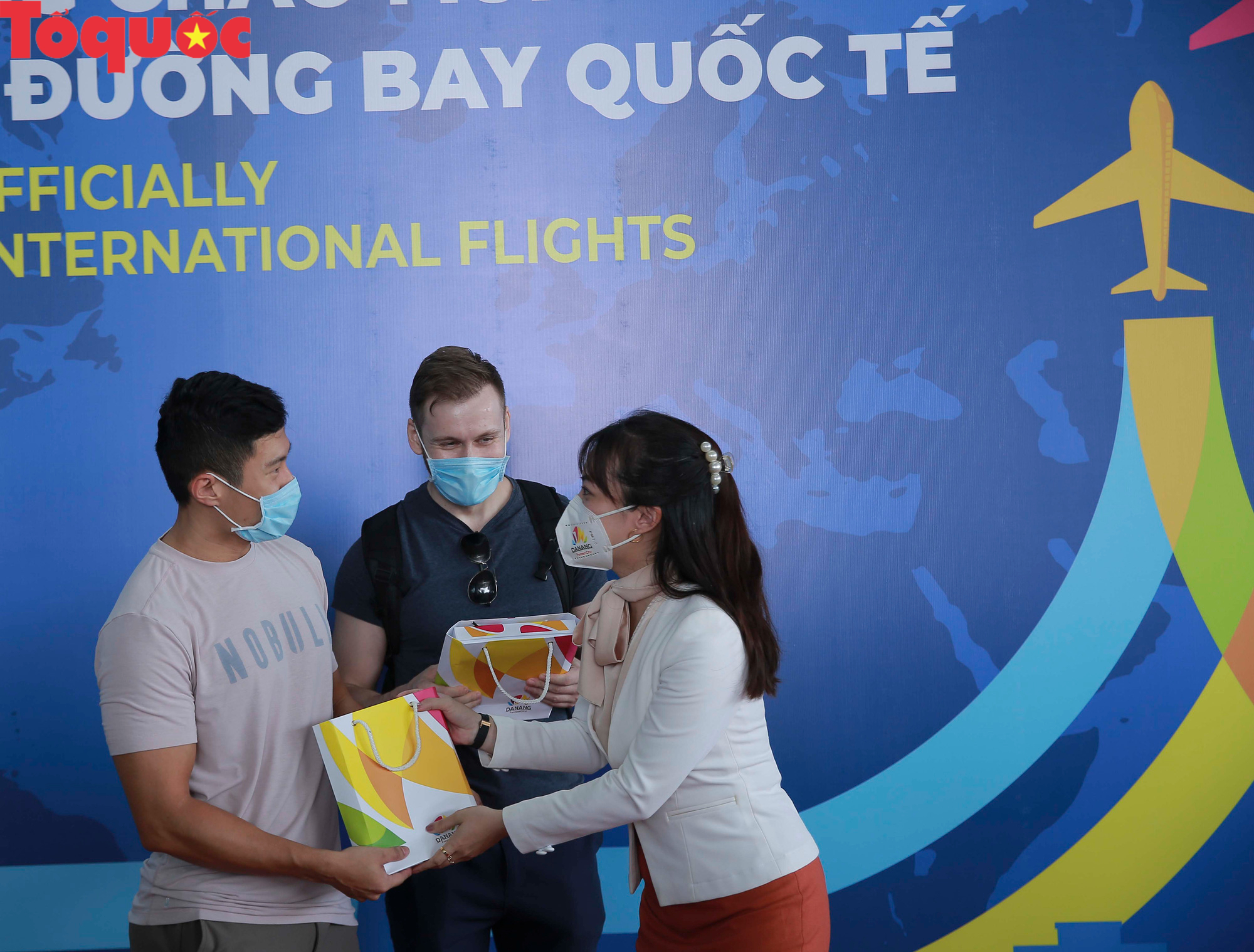 Đà Nẵng mở lại đường bay quốc tế, đón những vị khách đầu tiên sau hai năm gián đoạn vì dịch Covid-19 - Ảnh 7.