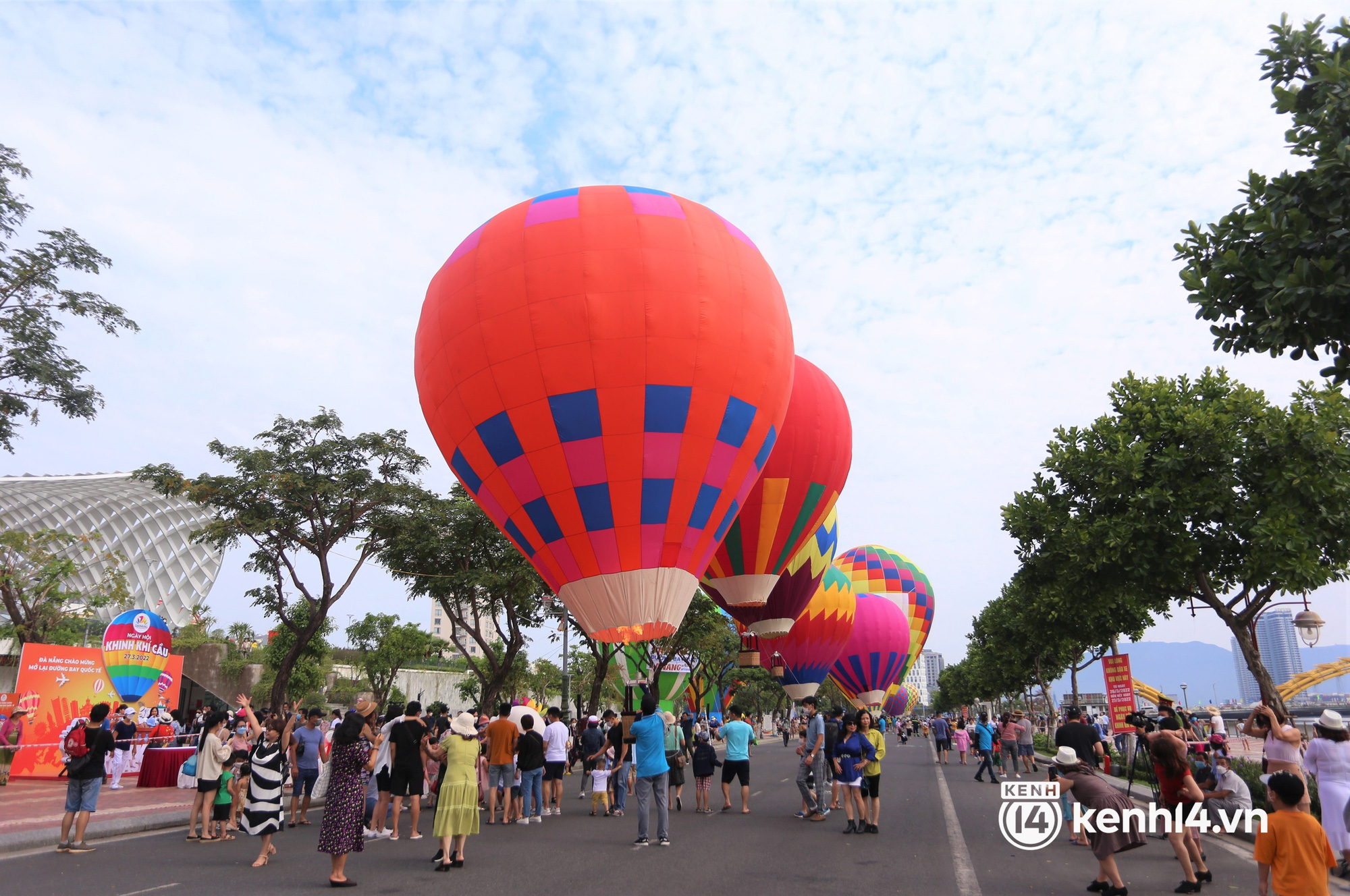 Ảnh: Hàng nghìn du khách đổ về bờ sông Hàn ngắm nhìn và trải nghiệm khinh khí cầu rực rỡ - Ảnh 6.