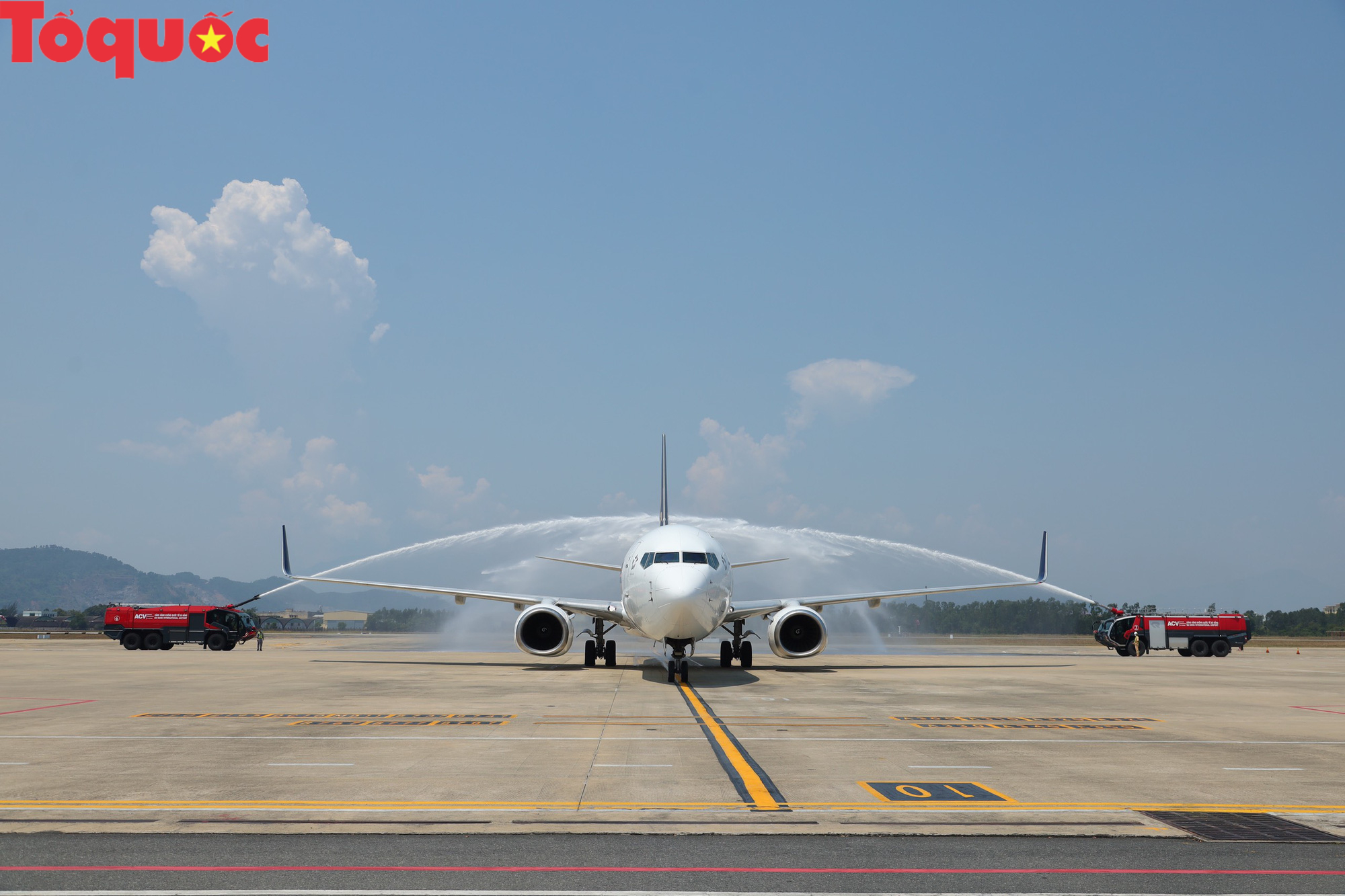 Đà Nẵng mở lại đường bay quốc tế, đón những vị khách đầu tiên sau hai năm gián đoạn vì dịch Covid-19 - Ảnh 2.