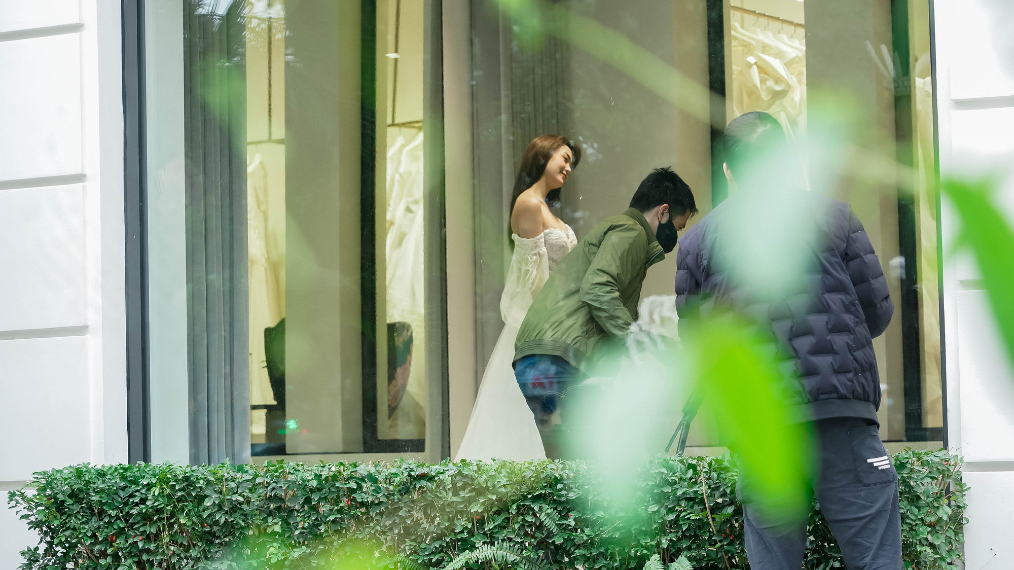HOT: Paparazzi &quot;tóm gọn&quot; cảnh Minh Hằng đi thử váy cưới ở Hà Nội, diện mạo cô dâu mới trông ra sao? - Ảnh 3.