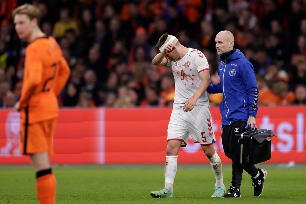 2 tuyển thủ Đan Mạch đổ máu đầu vì va chạm với cầu thủ Hà Lan - Ảnh 6.