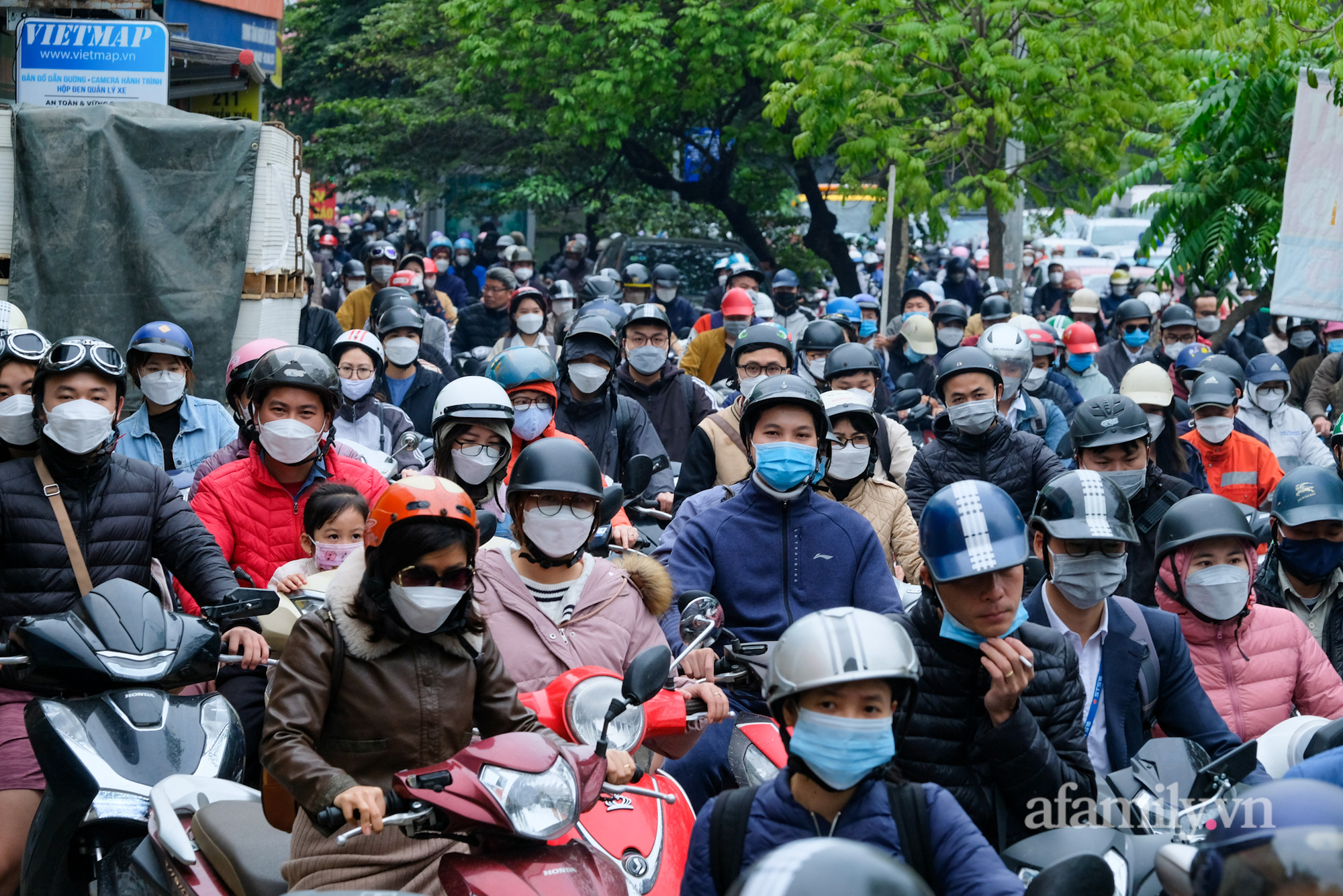 Ngày đầu tuần, &quot;đặc sản&quot; tắc đường quay lại Thủ đô, người dân phi lên vỉa hè để kịp giờ làm - Ảnh 2.