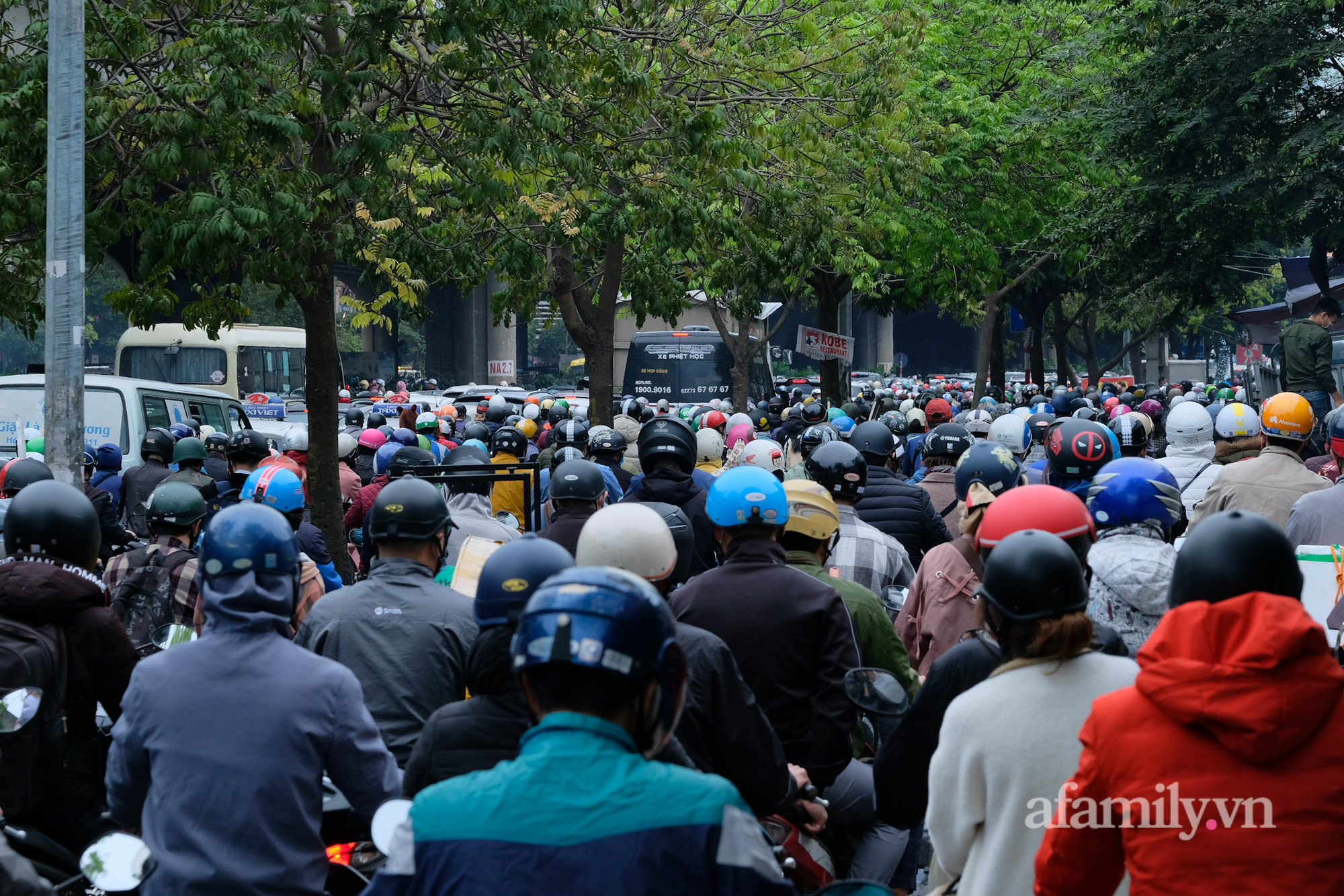 Ngày đầu tuần, &quot;đặc sản&quot; tắc đường quay lại Thủ đô, người dân phi lên vỉa hè để kịp giờ làm - Ảnh 8.