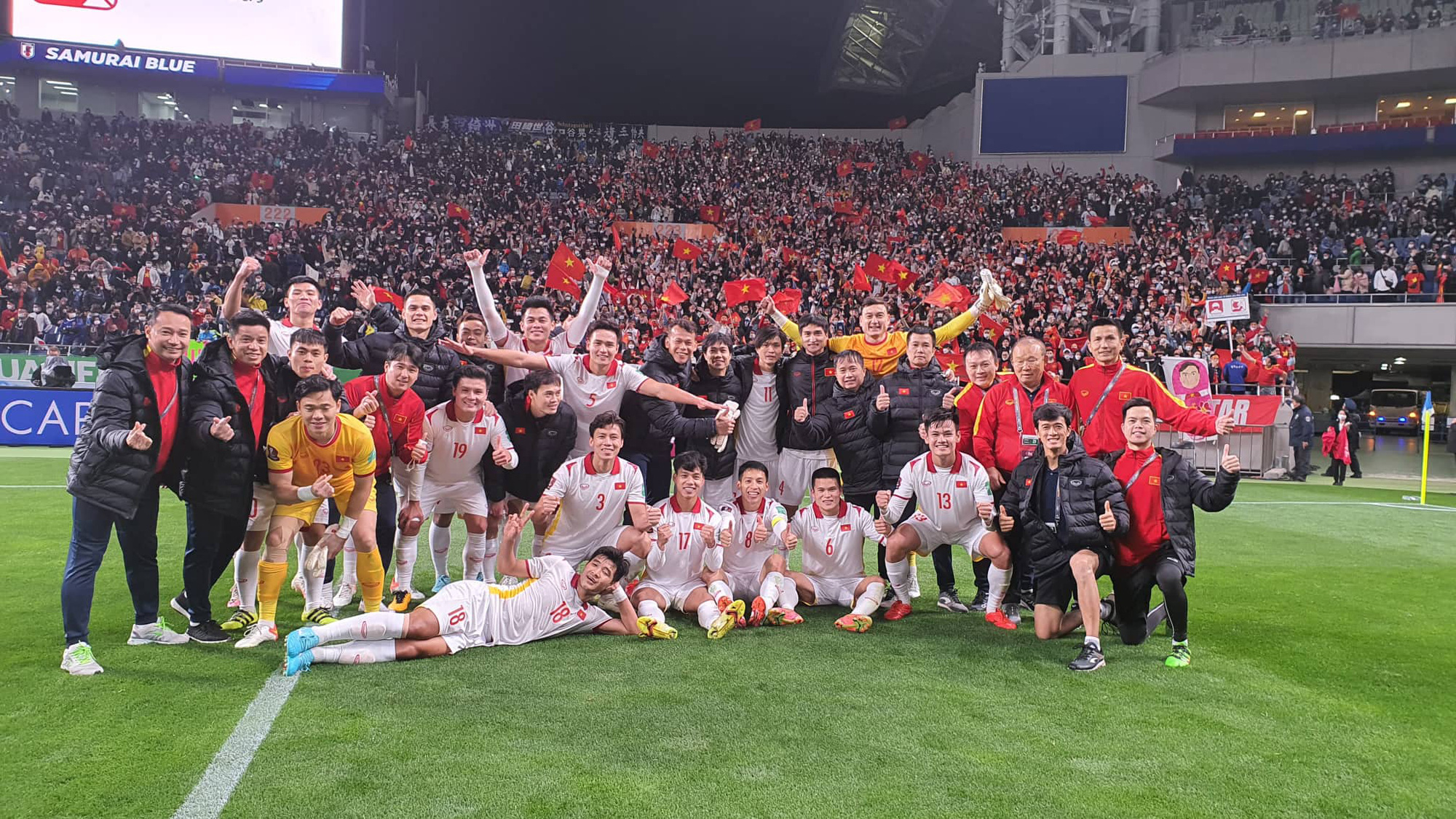 HLV Park Hang-seo ôm từng cầu thủ, ĐT Việt Nam khép lại vòng loại 3 World Cup trong tiếng reo hò của CĐV - Ảnh 2.