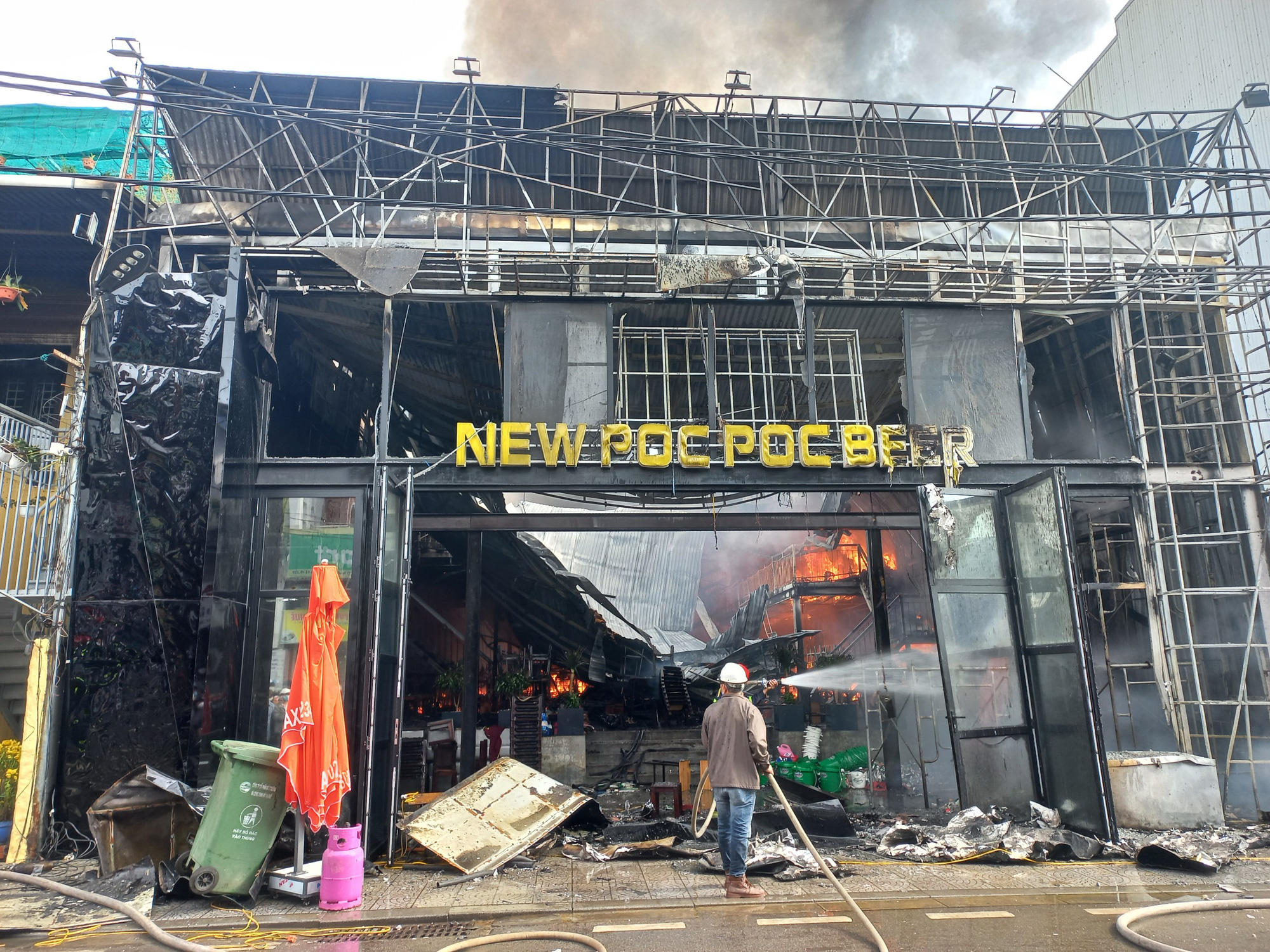 Huy động lực lượng dập tắt vụ cháy lớn tại quán New Poc Poc Beer trung tâm TP Huế - Ảnh 9.