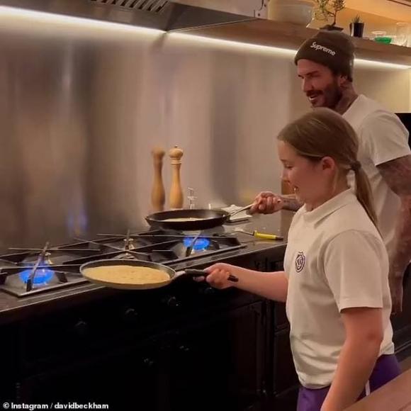 Con gái David Beckham trổ tài nấu nướng khiến bố phải bất ngờ - Ảnh 1.