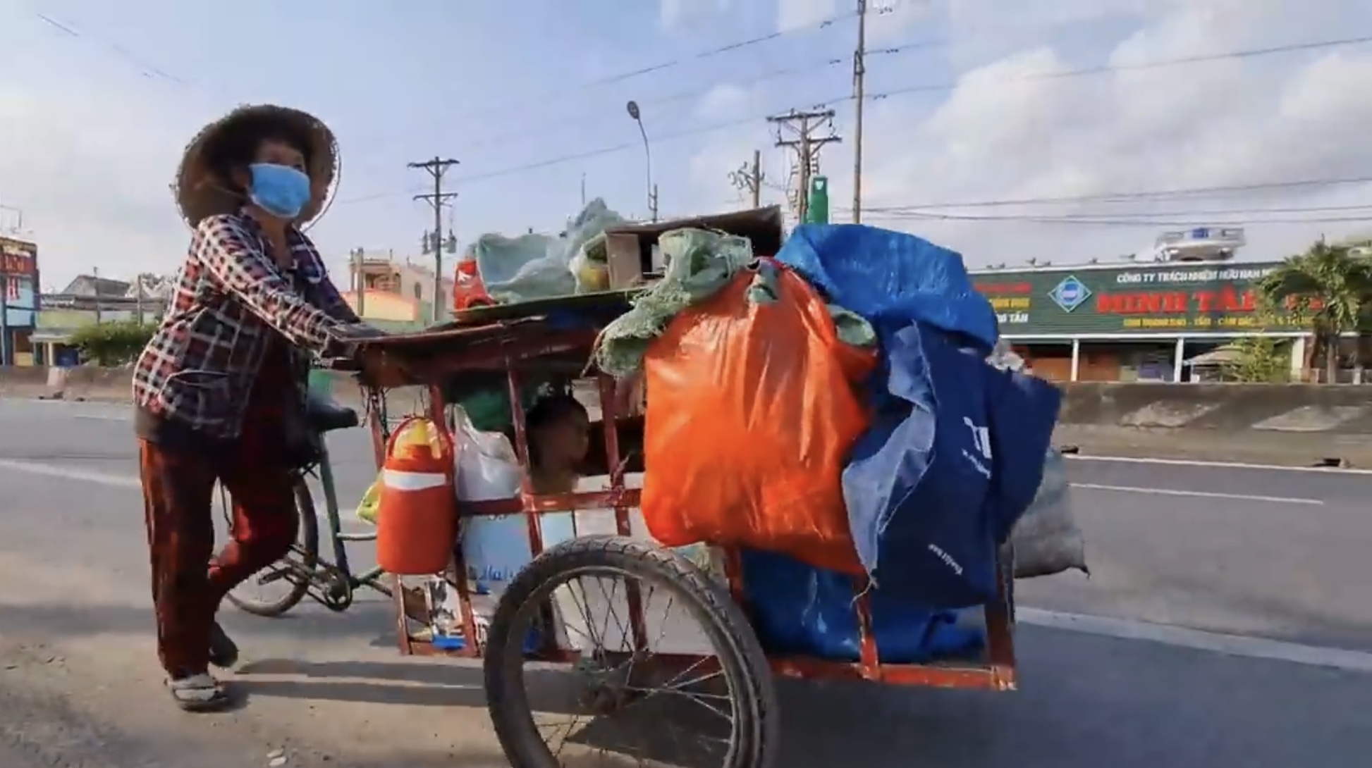 Bố mẹ ly hôn rồi vui duyên mới, bé trai 4 tuổi theo bà ngoại nhặt ve chai kiếm sống - Ảnh 1.