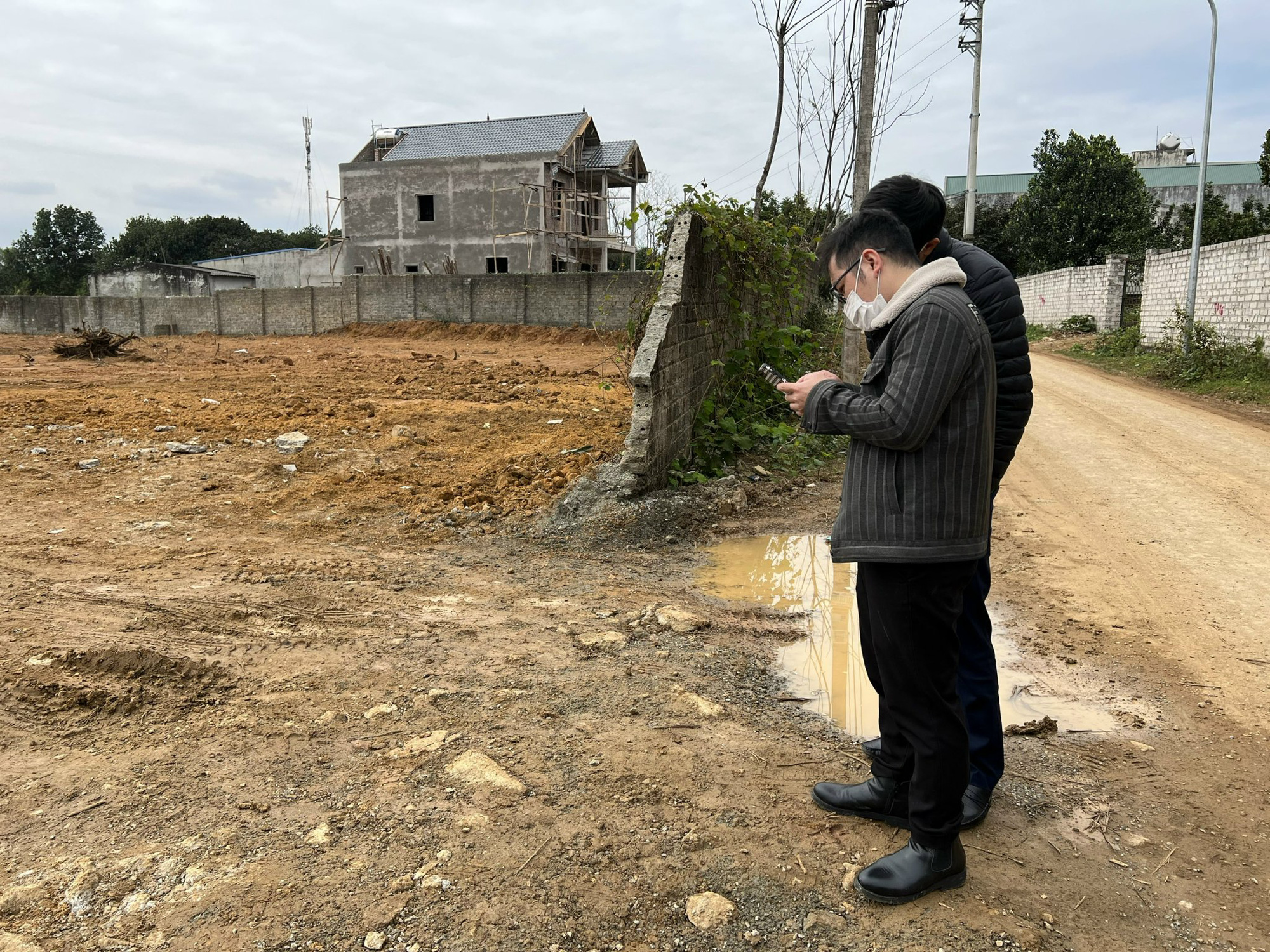Nhà đầu tư phát bực với chiêu trò treo đầu dê bán thịt chó của môi giới bất động sản - Ảnh 1. Nhà đầu tư phát bực với chiêu trò treo đầu dê bán thịt chó của môi giới bất động sản - Ảnh 1.