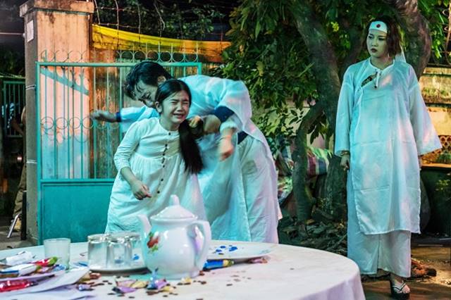 Sốc nặng với cảnh nam diễn viên Việt dìm đầu vợ vào lu nước - Ảnh 4.