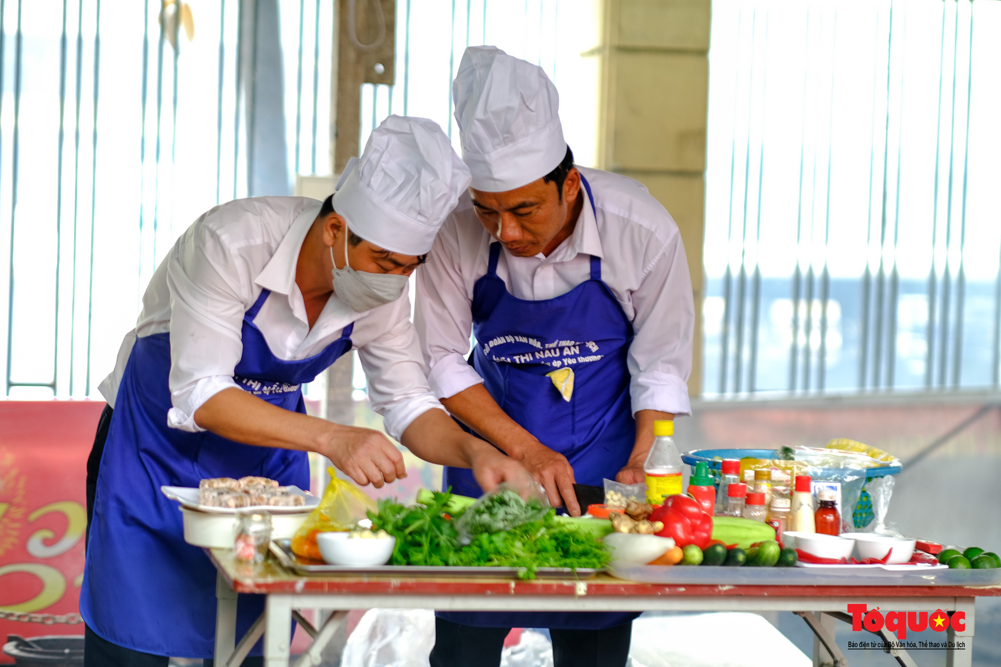 Xem các đấng mày râu vào bếp nấu &quot;Bữa cơm gia đình ấm áp yêu thương&quot; - Ảnh 3.