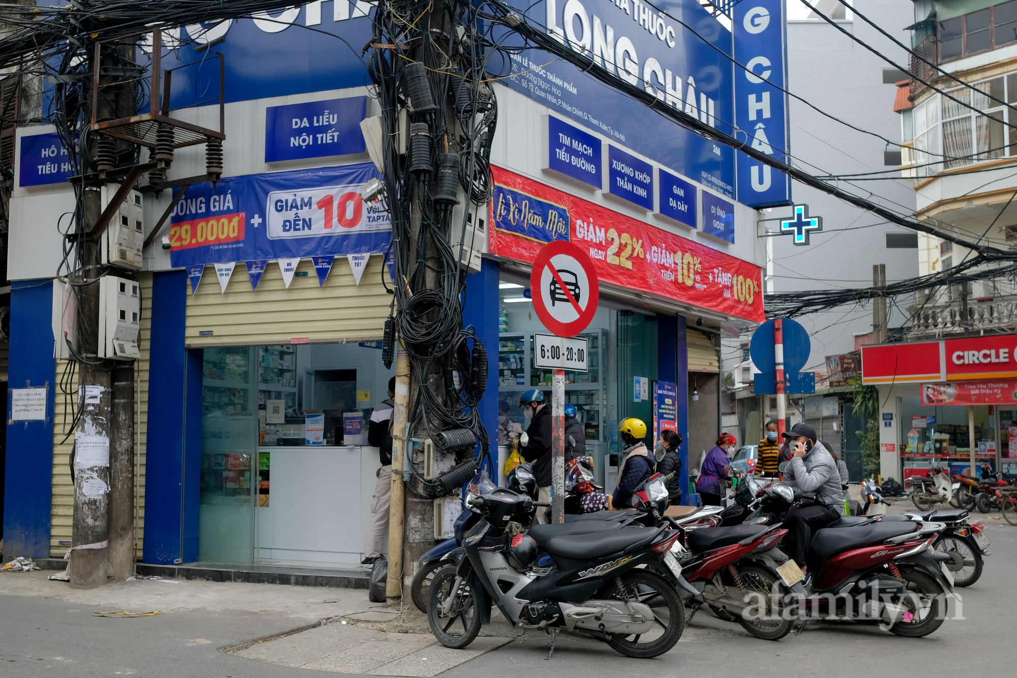 Hà Nội: F0 nhảy vọt, người dân &quot;đỏ mắt&quot; tìm mua nước muối sinh lý, thuốc ho do nhiều nhà thuốc cháy hàng  - Ảnh 3.