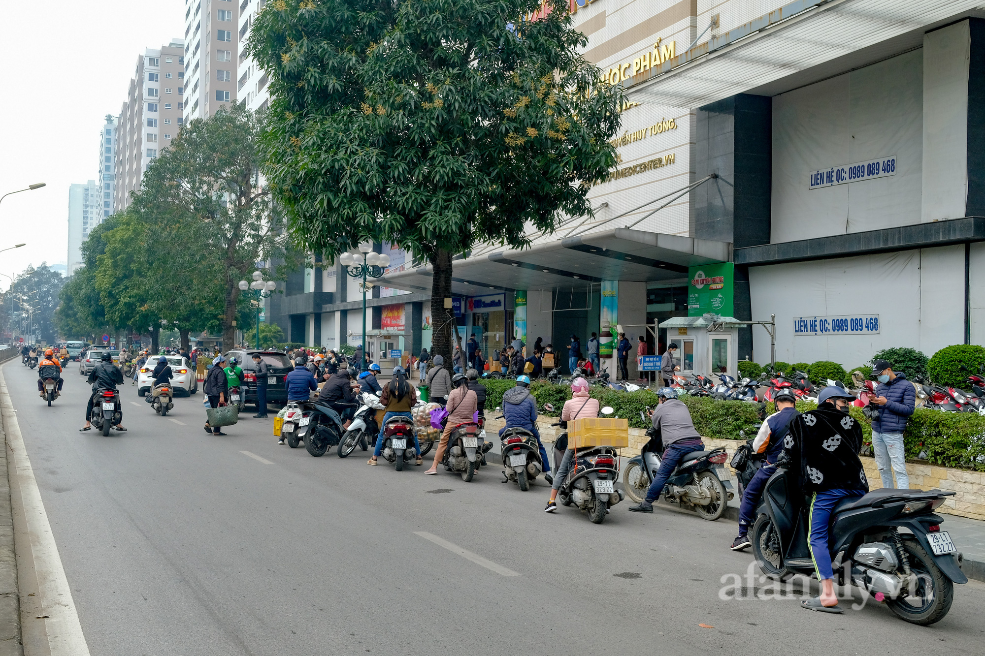 Hà Nội: F0 nhảy vọt, người dân &quot;đỏ mắt&quot; tìm mua nước muối sinh lý, thuốc ho do nhiều nhà thuốc cháy hàng  - Ảnh 1.