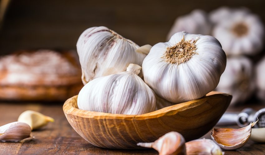 Những lợi ích tuyệt vời của tỏi khiến không ít người đưa loại gia vị này vào món ăn hàng ngày - Ảnh 1.