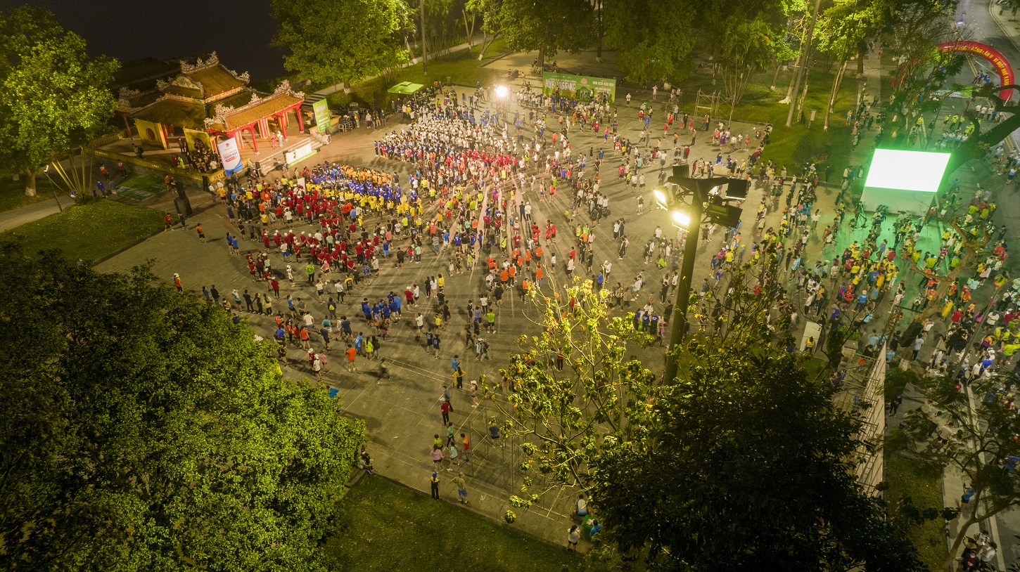 Hàng nghìn người cùng tham dự sự kiện &quot;Hue Jogging - cùng chạy vì cộng đồng&quot; - Ảnh 2.