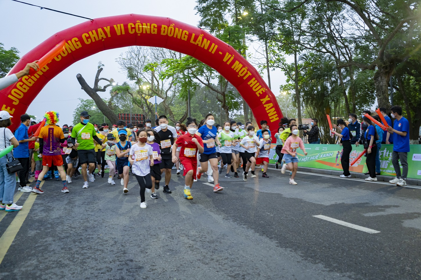 Hàng nghìn người cùng tham dự sự kiện &quot;Hue Jogging - cùng chạy vì cộng đồng&quot; - Ảnh 7.