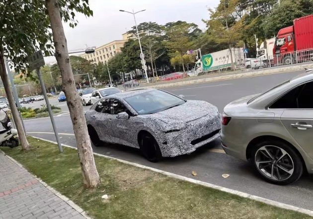 Xe điện thứ 2 từ Toyota lộ mặt: Kích thước tương đương Toyota Camry, màn hình giải trí khổng lồ - Ảnh 1.