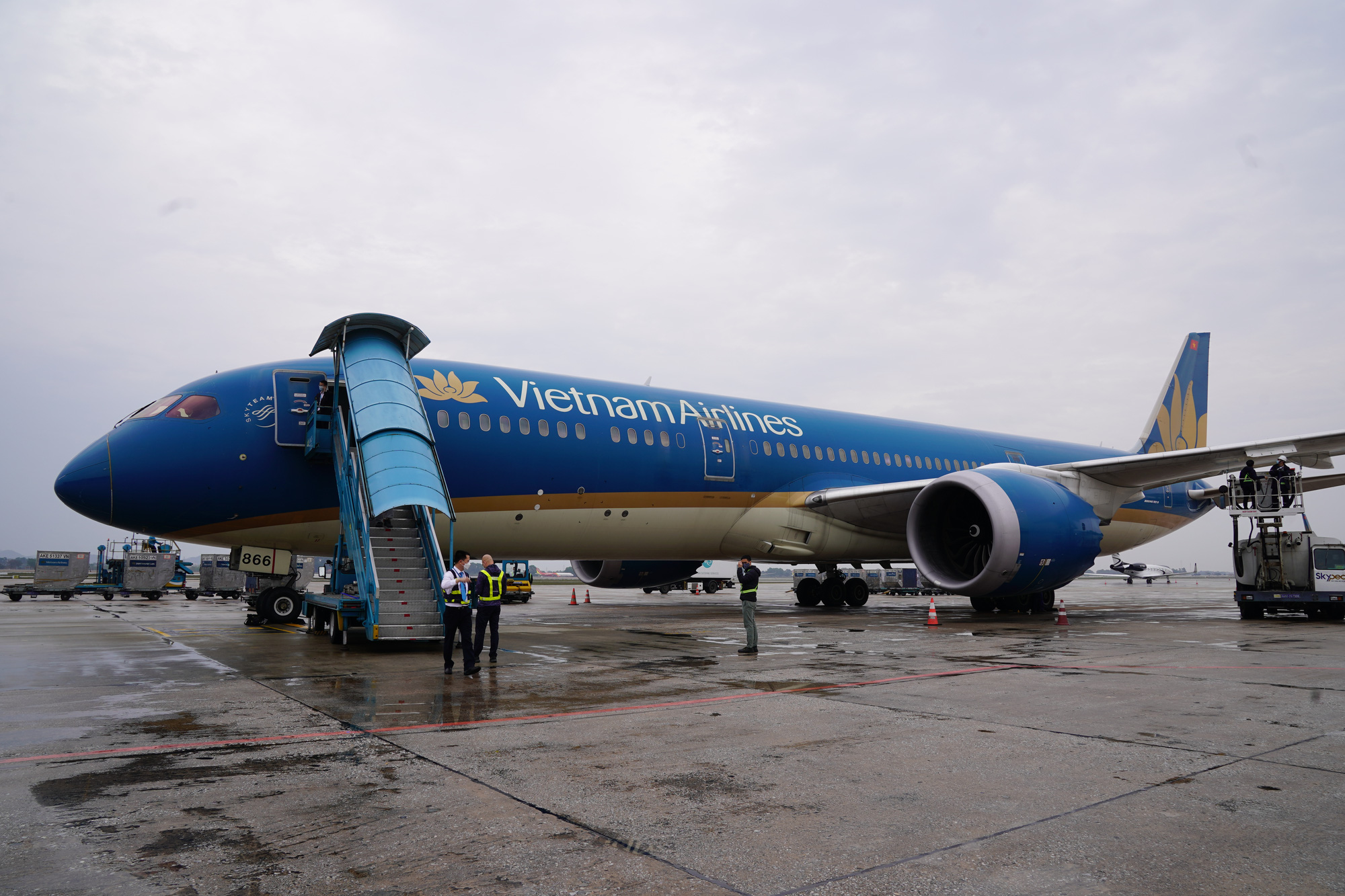 Nóng: Chuyến bay đầu tiên đón 283 người Việt từ Ukraine về nước đã hạ cánh ở Romania - Ảnh 1.