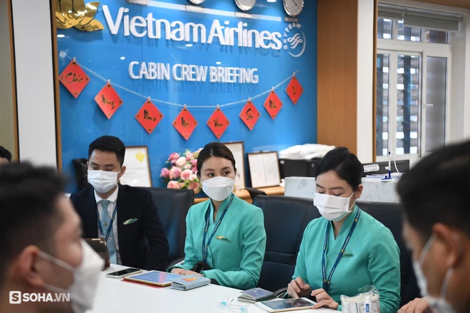 Vietnam Airlines thực hiện chuyến bay đầu tiên đón công dân Việt Nam tại Ukraine về nước - Ảnh 3.