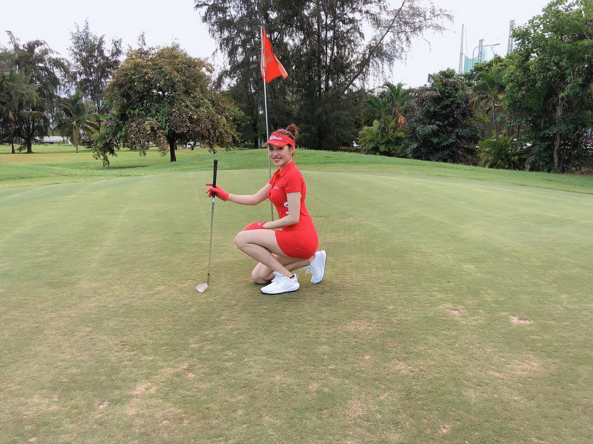 Á hoàng Ngô Anh Thư khoe vẻ đẹp khỏe khoắn trên sân golf - Ảnh 8.