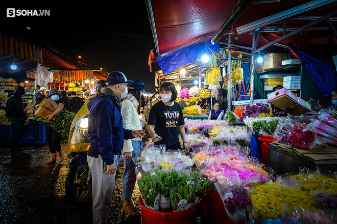 Nhiều ông chồng đội mưa rét lên chợ đêm Quảng An mua hoa tặng chị em phụ nữ - Ảnh 2.