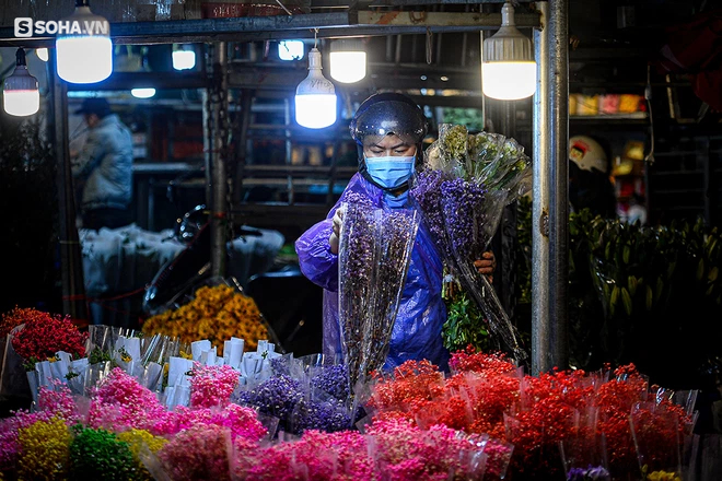 Nhiều ông chồng đội mưa rét lên chợ đêm Quảng An mua hoa tặng chị em phụ nữ - Ảnh 4.
