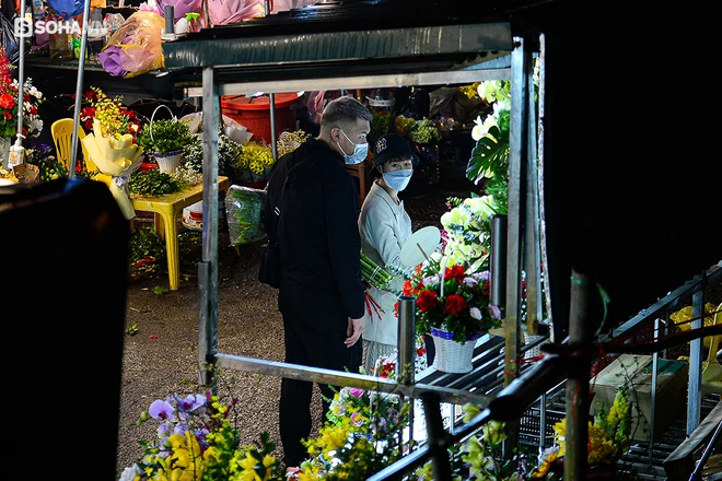 Nhiều ông chồng đội mưa rét lên chợ đêm Quảng An mua hoa tặng chị em phụ nữ - Ảnh 5.