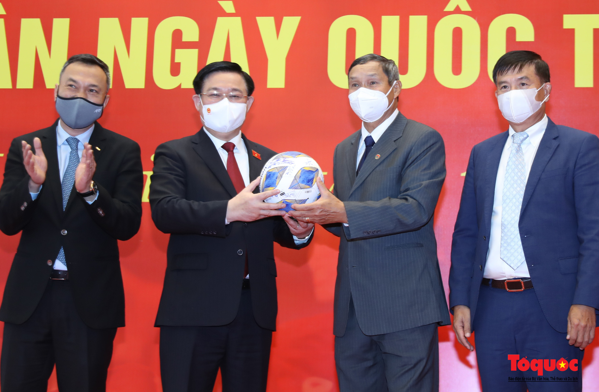 Chủ tịch Quốc hội Vương Đình Huệ gặp mặt Đội tuyển Bóng đá nữ Việt Nam - Ảnh 11. Chủ tịch Quốc hội Vương Đình Huệ gặp mặt Đội tuyển Bóng đá nữ Việt Nam - Ảnh 11.
