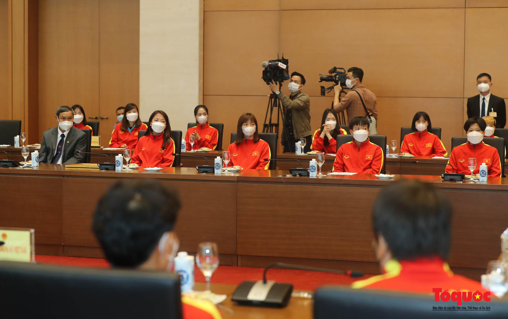 Chủ tịch Quốc hội Vương Đình Huệ gặp mặt Đội tuyển Bóng đá nữ Việt Nam - Ảnh 7.