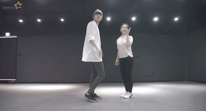 Clip: Tổng tài chim thủy tổ của Hẹn Hò Chốn Công Sở khoe vũ đạo sắc nét ở studio nổi tiếng toàn cầu, còn ôm chặt cô gái nào đây? - Ảnh 4.