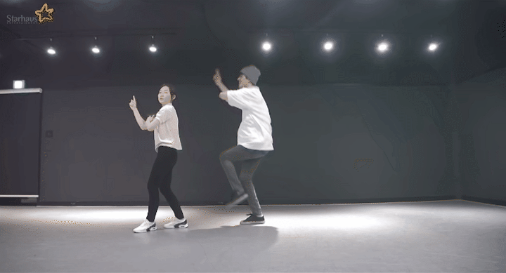 Clip: Tổng tài chim thủy tổ của Hẹn Hò Chốn Công Sở khoe vũ đạo sắc nét ở studio nổi tiếng toàn cầu, còn ôm chặt cô gái nào đây? - Ảnh 3.