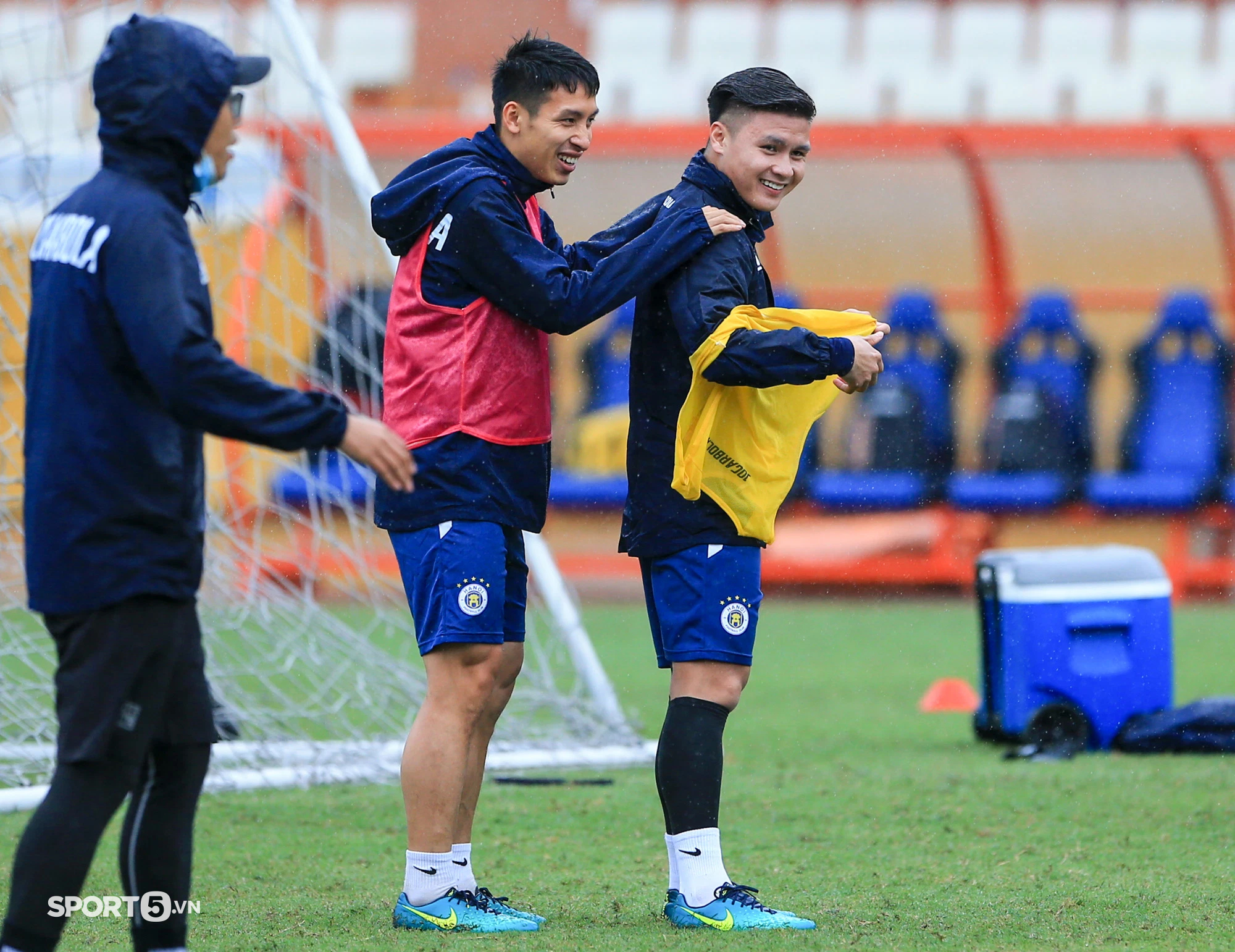 Quang Hải cõng đàn anh, tập dưới mưa chuẩn bị cho trận đấu cuối ở Hà Nội FC - Ảnh 2.