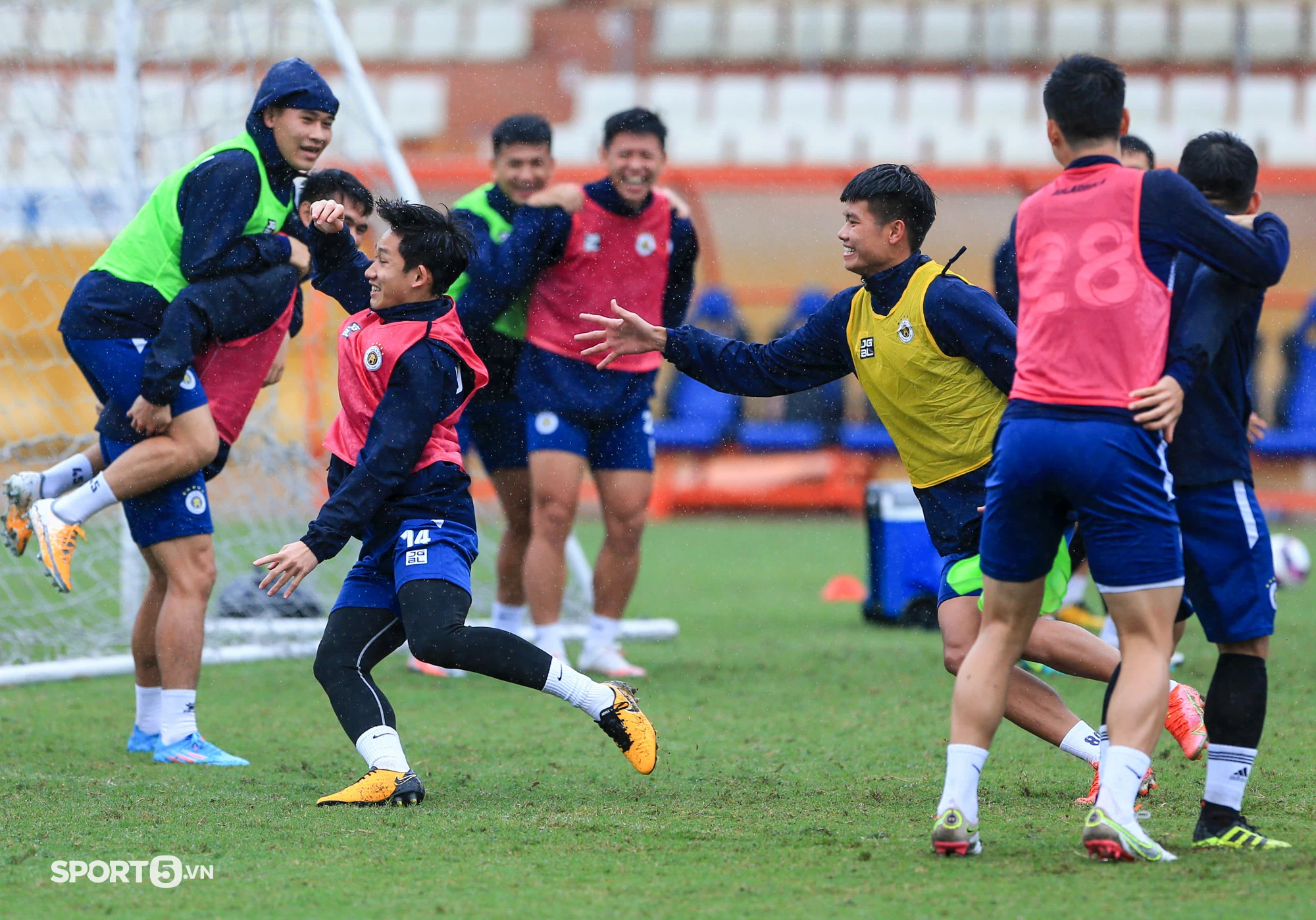 Quang Hải cõng đàn anh, tập dưới mưa chuẩn bị cho trận đấu cuối ở Hà Nội FC - Ảnh 5.