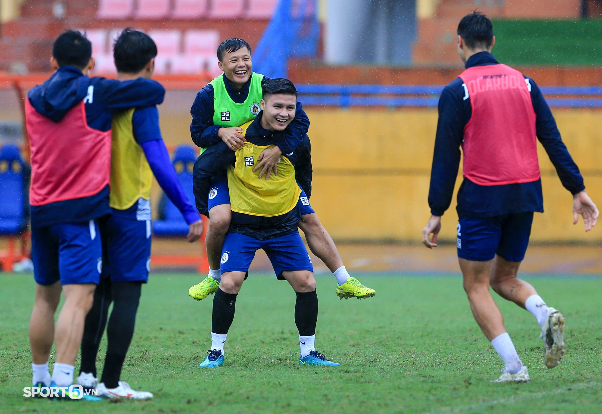 Quang Hải cõng đàn anh, tập dưới mưa chuẩn bị cho trận đấu cuối ở Hà Nội FC - Ảnh 3.