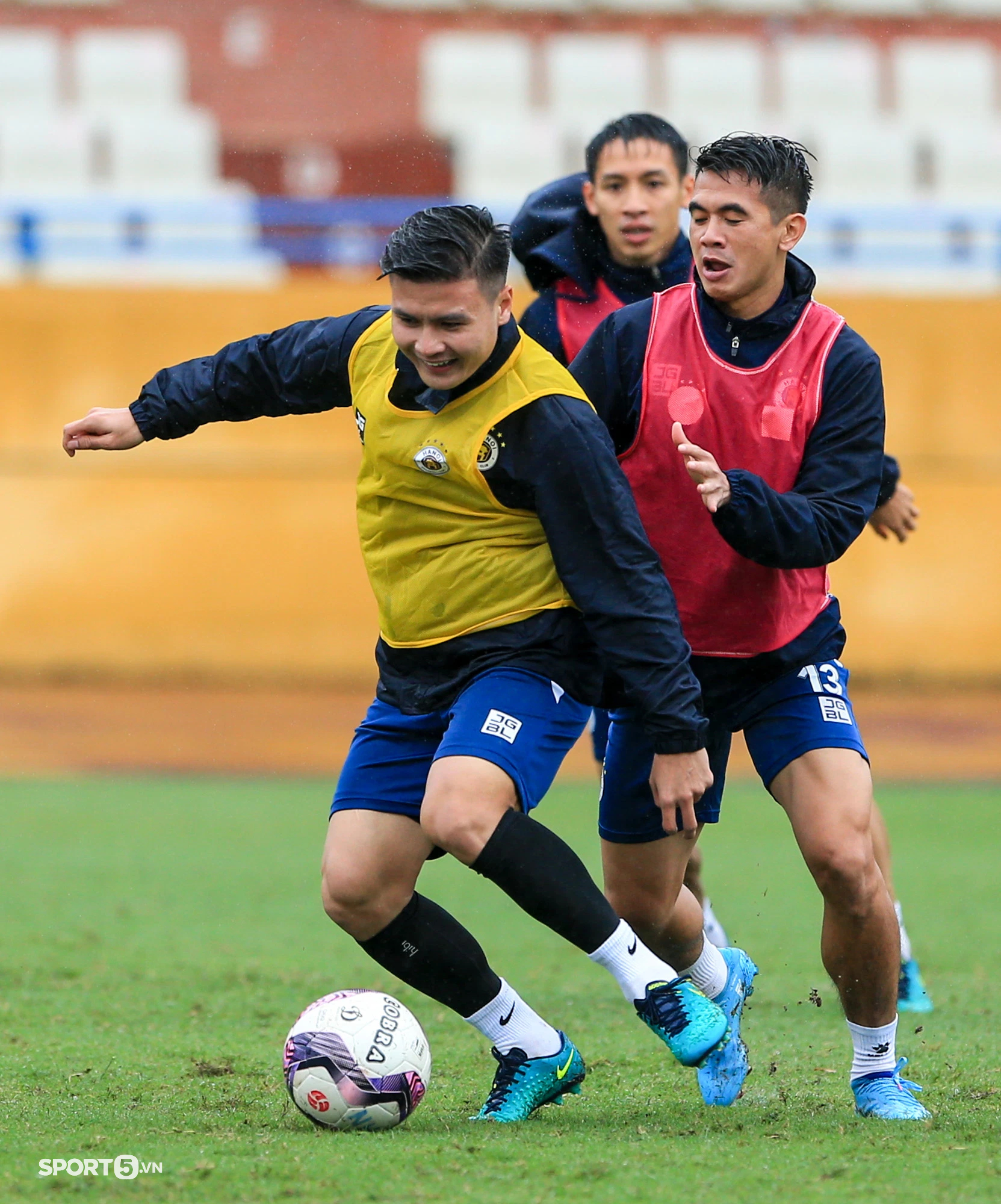 Quang Hải cõng đàn anh, tập dưới mưa chuẩn bị cho trận đấu cuối ở Hà Nội FC - Ảnh 7.