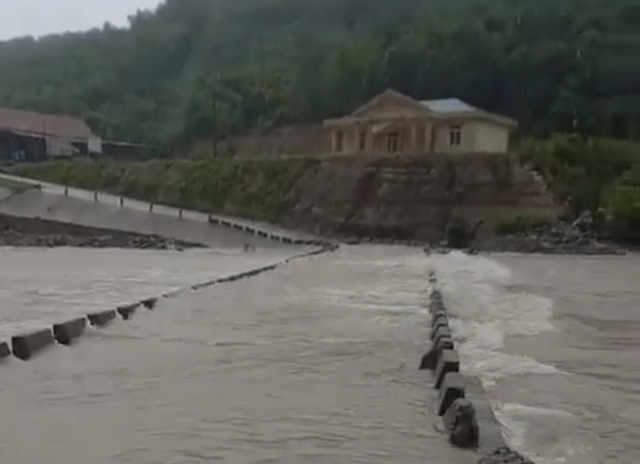 Mưa lũ ở miền Trung: Hàng nghìn ha lúa ở Quảng Trị bị ngập; Thủy điện ở Huế xả lũ ứng phó mưa lớn - Ảnh 1.
