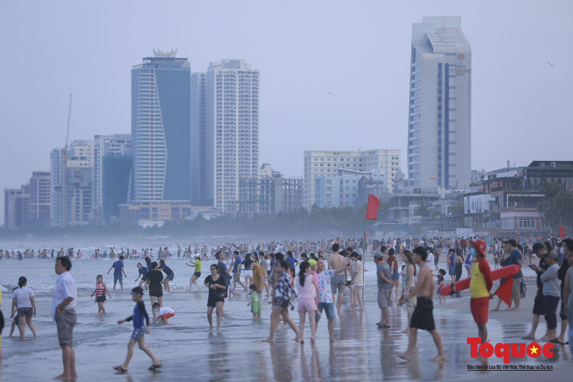 Biển Đà Nẵng đông nghịt người, du lịch đã dần phục hồi - Ảnh 10.